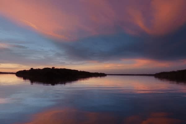 Jacaré-Tinga's 4-Day Anavilhanas Park Rio Negro Cruise Day One - Sunset. 